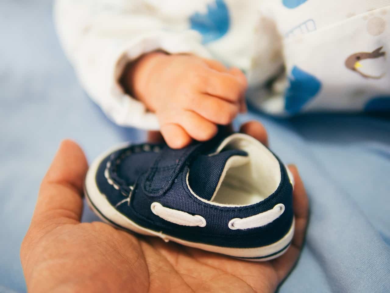 האם ילדים צריכים נעלי טרום הליכה כשהם לומדים ללכת?