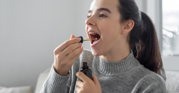 נקבה הנוטלת טיפות CBD