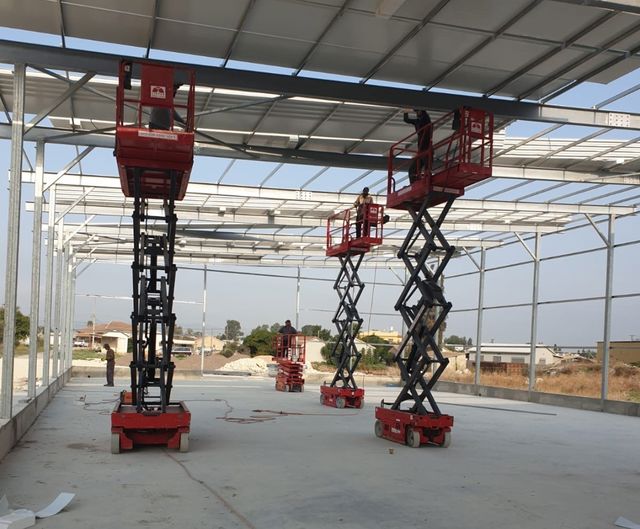 איך לבחור מנוף סל לעבודות בגובה – כל מה שצריך לדעת לפני שמזמינים