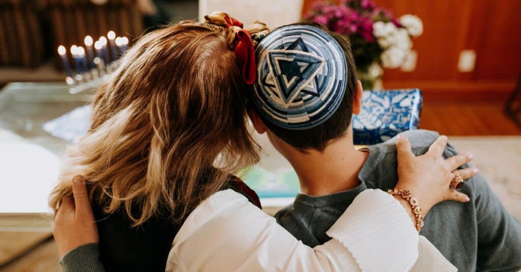 הבנת המחזוריות השנתית בלוח שנה יהודי ולועזי